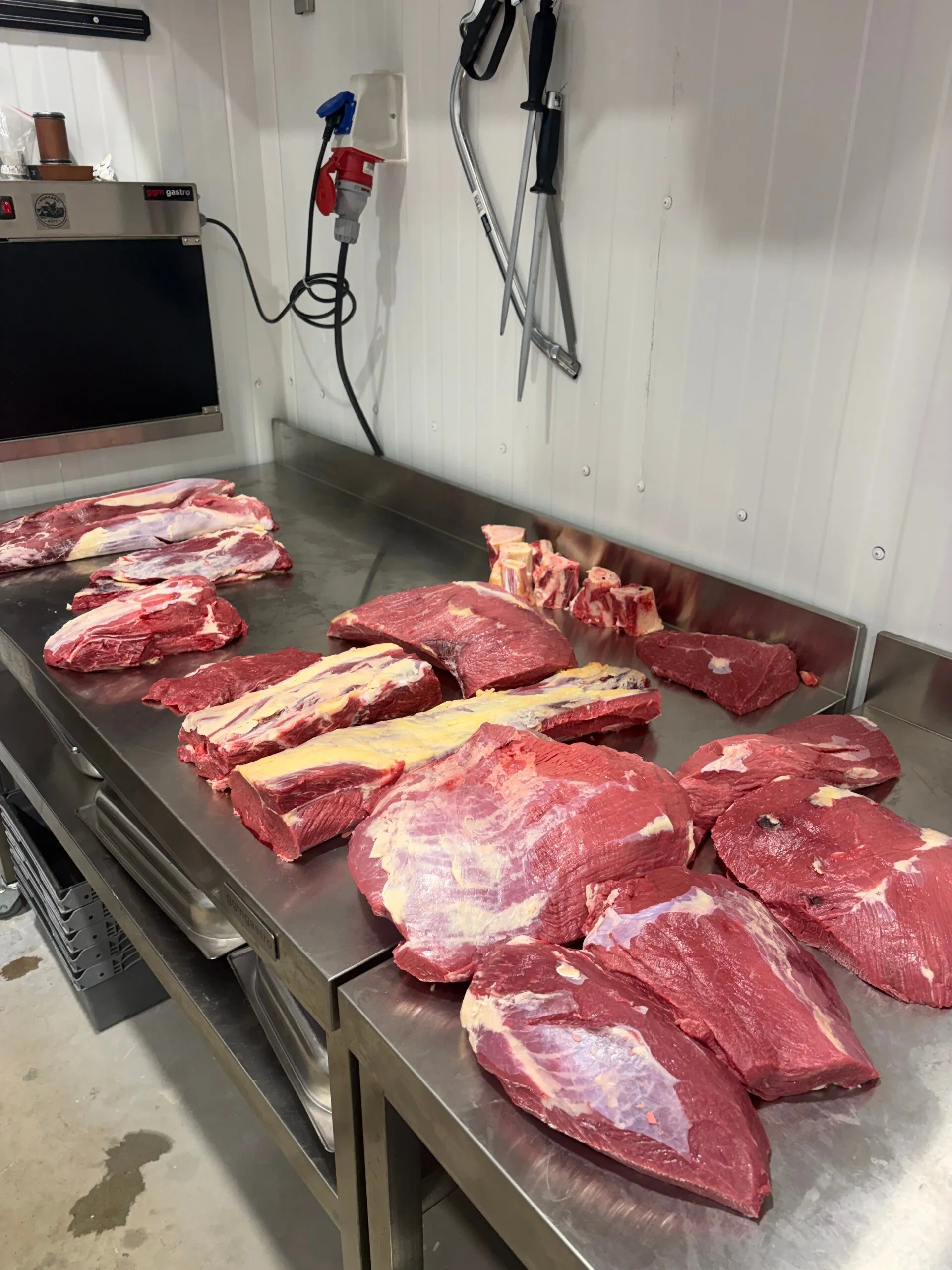 Färdigstyckade köttdetaljer på arbetsbord i Munkabos anläggning